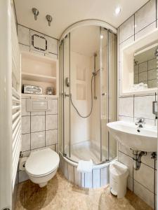 艾森纳赫翰斯海尼斯汀酒店的带淋浴、卫生间和盥洗盆的浴室