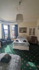 卡伦德达尔盖尔别墅酒店的酒店客房设有两张床和大窗户。