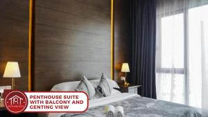 云顶高原Geo38 Prime Suites Genting Highlands的一间卧室配有一张带大型木制床头板的床