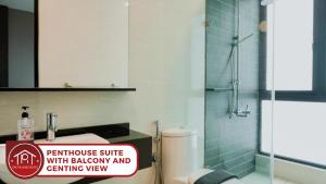 云顶高原Geo38 Prime Suites Genting Highlands的带淋浴、盥洗盆和卫生间的浴室