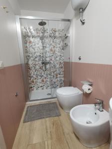 克罗托内Casa Marinella的带淋浴、卫生间和盥洗盆的浴室