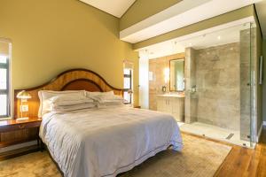 诺丁汉路Bali and Eva Midlands的一间卧室设有一张大床和淋浴