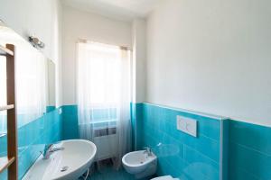 米兰Corso Como A12的蓝色和白色的浴室设有水槽和卫生间