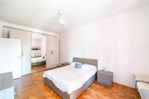 米兰Corso Como A12的白色卧室配有床和镜子