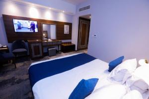 开罗卫队酒店的酒店客房设有一张大床和一台电视。