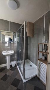 卡伦德达尔盖尔别墅酒店的带淋浴和盥洗盆的浴室