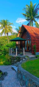PawenangVilla Pintu Bintang的红屋顶和棕榈树度假村