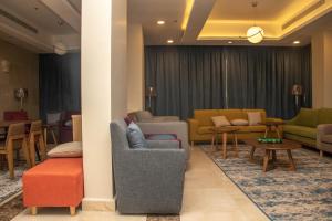阿可贺巴Durrat Manzli ApartHotel的带沙发、椅子和桌子的客厅
