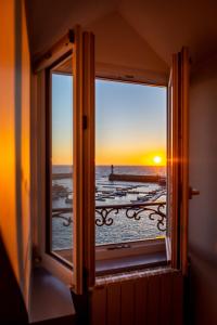 勒帕莱亚特兰蒂克酒店的享有大海和日落美景的窗户。