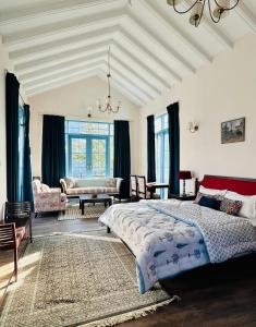 乔斯希马特Faraway Cottages, Auli的一间卧室设有一张床和一间客厅。