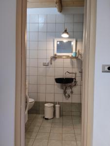 MarantochoriSOL!的一间带水槽和卫生间的浴室