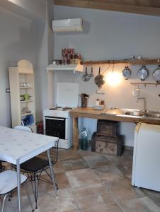 MarantochoriSOL!的厨房配有桌子和炉灶。