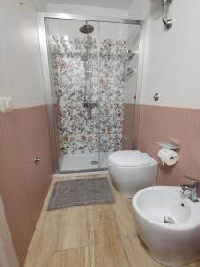 克罗托内Casa Marinella的带淋浴、卫生间和盥洗盆的浴室
