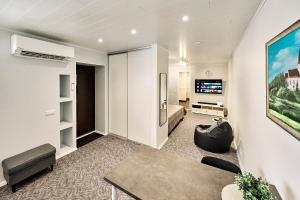 Suure-JaaniLehola Apartment - kontaktivaba sissepääs的带沙发和电视的客厅