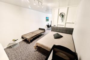 Suure-JaaniLehola Apartment - kontaktivaba sissepääs的酒店客房设有两张床和一张桌子。