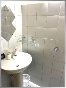 利卡斯戴勒Villa Capozza Maria Greca的白色的浴室设有水槽和淋浴。