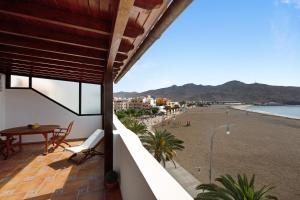 大塔拉哈尔Casa Las Vistas的享有海滩美景的阳台