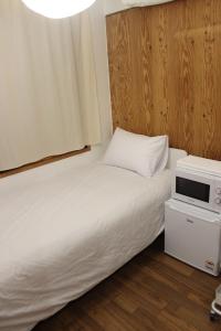 首尔Hostel JL in Chung-jeong的小房间设有两张床和窗户