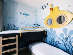 扎达尔法肯斯特尼狄亚多拉家庭酒店的儿童卧室,配有海底壁画