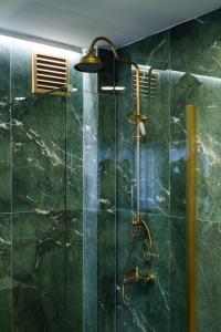 伊斯坦布尔赛布乃木酒店的浴室设有绿色瓷砖和淋浴。
