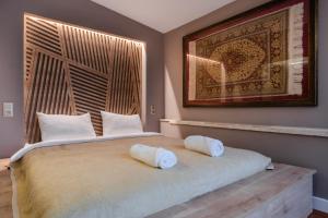 伊斯坦布尔赛布乃木酒店的一间卧室配有一张带两个枕头的床