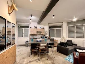 亚眠Appartement cosy hyper-centre 70m2的厨房以及带桌椅的起居室。