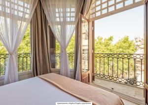 巴塞罗那Gòtic by The 5ve Soul的一间卧室设有一张床和一个大窗户