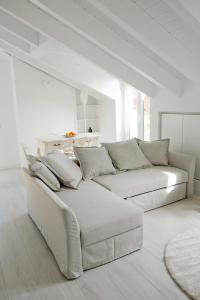 米兰La Maison City Life Apartments的白色的客厅配有白色沙发
