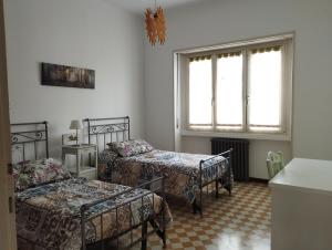 莱萨Casa Orisca的带三张床和窗户的客房
