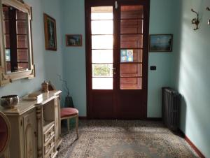 莱萨Casa Orisca的一间设有门、桌子和椅子的房间