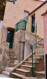 Isola del Giglioalcastello - casa campanile的通往带阳台的大楼的楼梯