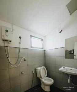 Ban MakokBaannok cottages Lamphun的一间带卫生间和水槽的浴室