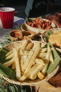 Ban MakokBaannok cottages Lamphun的桌上的一篮薯条和其他食物
