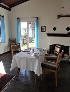 隆科索普拉阿斯科纳"Pipistrello"的一间带桌子和壁炉的用餐室