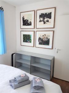 隆科索普拉阿斯科纳"Pipistrello"的一间卧室配有一张床,上面有两条毛巾