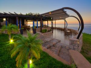 吉奥塔略奥马尔别墅酒店的晚上则设有一间享有海景的餐厅