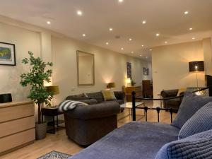 伦敦Notting Hill 3BR Townhouse with ensuite bathrooms - Ideal for families的客厅配有两张沙发和一张桌子