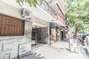 布宜诺斯艾利斯Apart amplio Palermo chico的街道景象,建筑和人行道