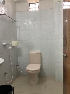 达卡Hotel Shahin Residential Jatrabari的浴室配有卫生间、淋浴和盥洗盆。