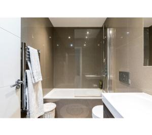 伦敦Bitcoin superior king room的带浴缸、卫生间和盥洗盆的浴室