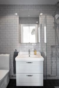 哥德堡WOW, Föreningsgatan 9的白色的浴室设有水槽和淋浴。