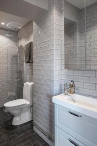 哥德堡WOW, Föreningsgatan 9的浴室配有白色卫生间和盥洗盆。