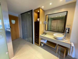 伊利塔斯Palace Bonanza Playa Resort & SPA by Olivia Hotels Collection的一间带水槽、镜子和淋浴的浴室