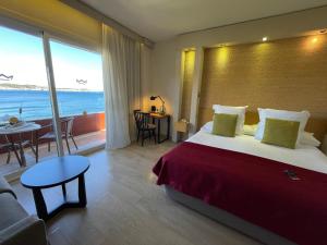 伊利塔斯Palace Bonanza Playa Resort & SPA by Olivia Hotels Collection的酒店客房设有一张床,享有海景。