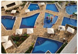 热河市PARK VEREDAS Flat 707的享有蓝色海水大型游泳池的顶部景致
