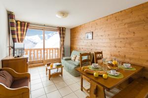 佩塞克鲁瓦拉格朗日拉罗拉瑞假日公寓式酒店的客厅配有桌子和沙发