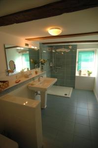 罗曼蒂克罗森霍夫酒店的一间浴室