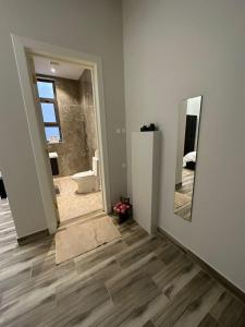利雅德3 Bedroom Apartment的客房设有带镜子和卫生间的浴室