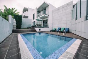 丰沙尔Casa Branca的一座房子后院的游泳池