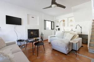 马贝拉Casa Alejandro的带沙发和壁炉的客厅